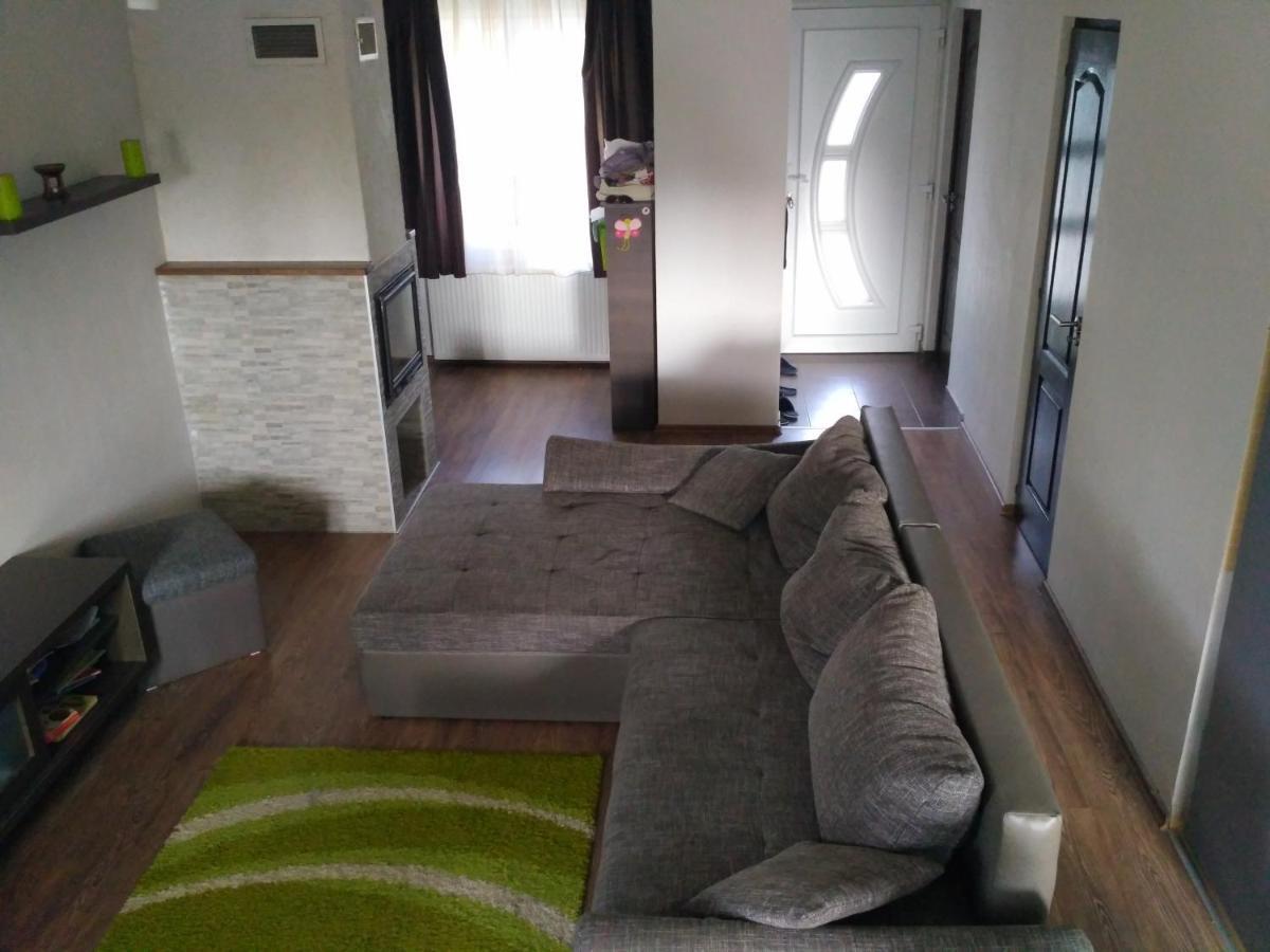 Family Holiday Apartman Nyiregyhaza Bagian luar foto